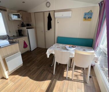 Mobil home intérieur coin repas et kitchenette dans Un coin de paradis à Palavas les FLots