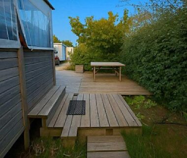 Terrasse en bois et chemin d'accès au mobil-home Un coin de paradis à Palavas les Flots