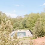 Piscine extérieure entourée d'arbres dans Un éco-camping en Vendée