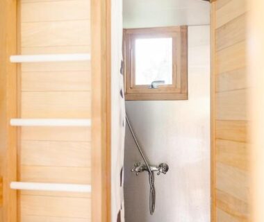 Cabine de douche en bois dans l'éco-camping en Vendée