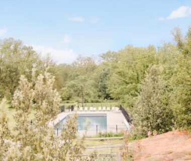 Piscine extérieure entourée d'arbres dans Un éco-camping en Vendée