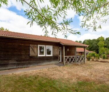 Façade d'un chalet en bois avec véranda dans Un éco-camping en Vendée