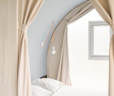 Intérieur de chambre avec lit et rideaux voilés dans le camping Un éco-camping en Vendée