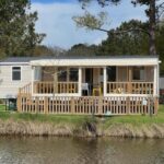 Mobil-home avec terrasse au bord de l'eau du camping Un été au Cap Ferret