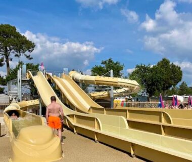 Parc aquatique avec toboggans au camping Un été au Cap Ferret