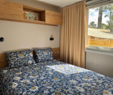 Chambre avec lit double et fenêtre sur pinède au camping Un toit sur le bassin Claouey