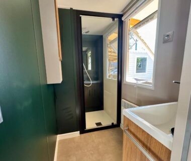 Salle d'eau avec douche et lavabo dans Un toit sur le bassin Claouey