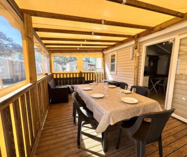 Terrasse couverte avec table et chaises du mobil-home Un toit sur le bassin Claouey