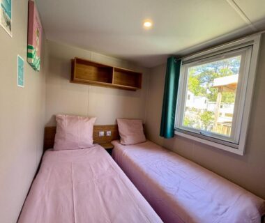 Chambre avec deux lits et fenêtre donnant sur l'extérieur dans Un toit sur le bassin Claouey