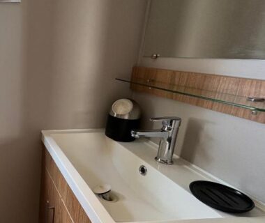 Lavabo et meuble de salle de bain au camping Un toit sur le bassin Claouey
