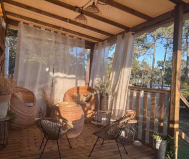 Un toit sur le bassin bungalow