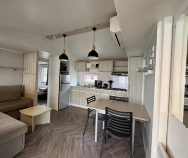 Un toit sur le bassin bungalow camping les viviers