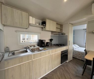 Cuisine équipée dans le bungalow Un toit sur le bassin bungalow camping les viviers