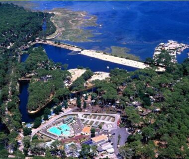 Vue aérienne du bassin et de la piscine dans Un toit sur le bassin bungalow camping les viviers