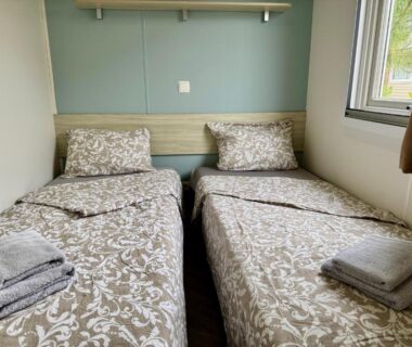 Intérieur avec deux lits jumeaux dans le bungalow Un toit sur le bassin du camping les viviers