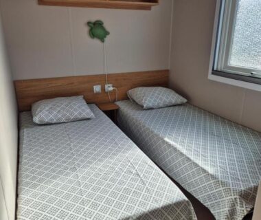 Chambre avec deux lits simples dans Un toit sur le bassin les Embruns
