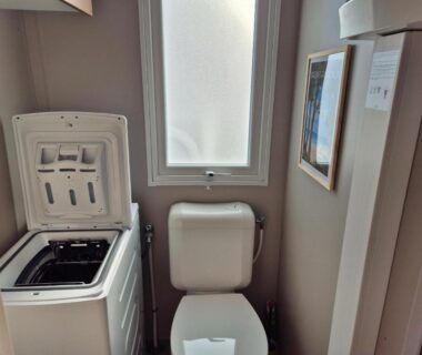 WC avec lave-linge et fenêtre dans l'hébergement Un toit sur le bassin les Embruns