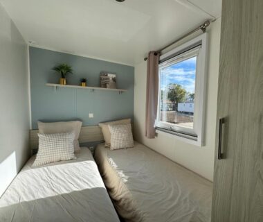 Chambre avec deux lits simples et fenêtre dans l'hébergement Un toit sur le bassin les viviers