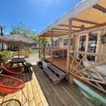 Terrasse en bois avec fauteuils et pergola au mobil-home Un toit sur le bassin les viviers