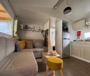 Intérieur séjour avec kitchenette et canapé dans Un toit sur le bassin les viviers