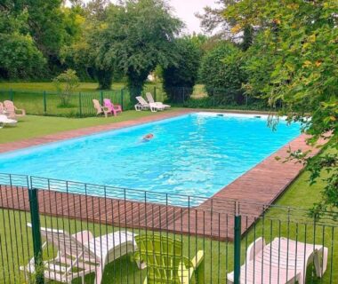 Piscine extérieure avec transats au camping Unique et Insolite Bus Iliade