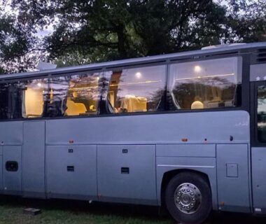 Dans un cadre boisé bus aménagé éclairé Unique et Insolite Bus Iliade