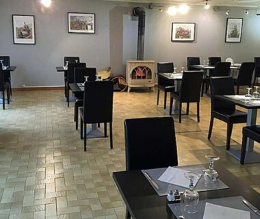 Salle de restaurant avec tables et chaises dans l'Unique et Insolite Bus Iliade
