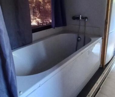 Salle de bain avec baignoire dans le bus Unique et Insolite Iliade