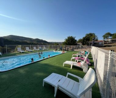 Piscine extérieure et transats avec vue sur les collines au VAL ST GEORGES
