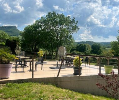 Terrasse avec tables et pots de fleurs offrant vue sur la vallée au VAL ST GEORGES