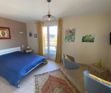 Chambre avec lit double et fauteuils au Val St Georges