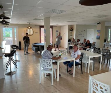 Salle commune avec tables chaises et billard dans le camping VAL ST GEORGES