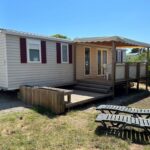 Terrasse avec chaises longues et pelouse devant le mobile home VM-Mobile Home 3 ch