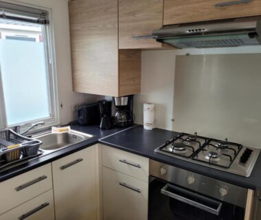 Cuisine équipée avec évier plaque four et rangements dans le VM-Mobile Home 3 ch