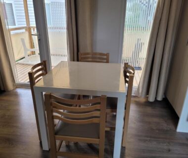 Salle à manger avec table et chaises dans le VM-Mobile Home 3 ch