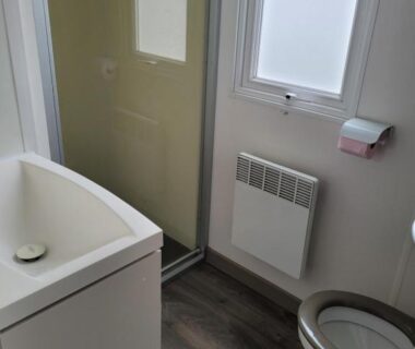 Salle de bain avec douche lavabo et WC du VM-Mobile Home 3 ch
