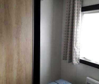 Chambre avec lit placard et fenêtre dans le camping Vacances contis plage