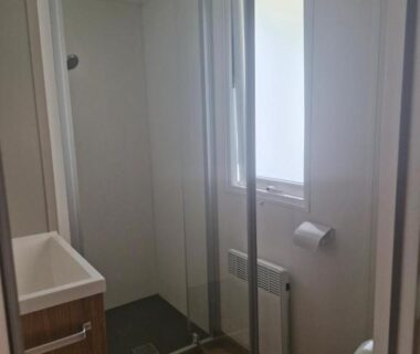 Salle d'eau avec douche et lavabo au camping Vacances contis plage