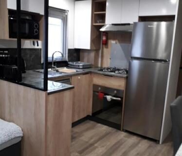 Cuisine équipée avec réfrigérateur four et évier du camping Vacances contis plage