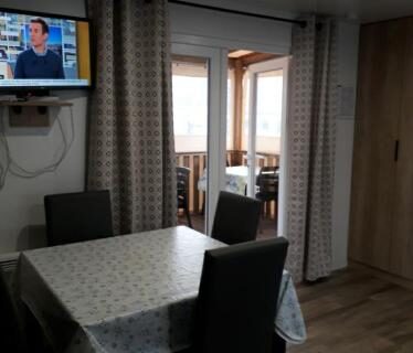 Séjour avec table et chaises dans l'hébergement Vacances contis plage