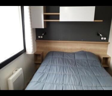Chambre avec lit double et fenêtre dans le logement Vacances contis plage