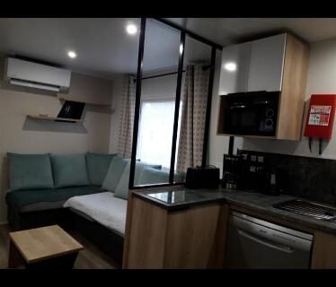 Intérieur avec coin salon et kitchenette du camping Vacances contis plage