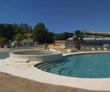 Piscine extérieure et toboggan au camping Vacances dans les Landes