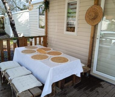 Terrasse couverte avec table et bancs au camping Vacances dans les Landes