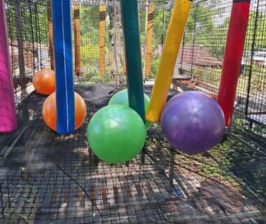 Aire de jeux avec ballons et poteaux suspendus au camping Vacances dans les Landes