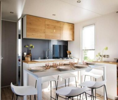 Intérieur cuisine et coin repas dans l'hébergement Vacances en Chalet ou Mobil-home chez Camp'in Pirellu