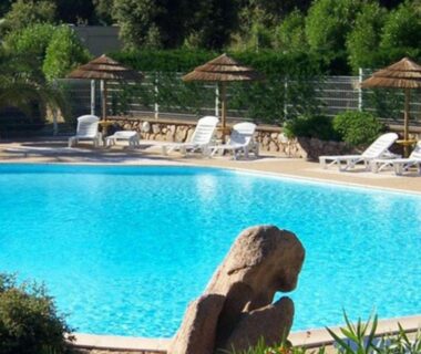 Piscine extérieure avec transats au Camp'in Pirellu