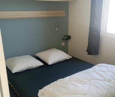 Chambre avec lit double et couette au Val Océan-bord de plage