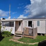 Mobil-home avec terrasse en bois sur pelouse au Val Océan bord de plage