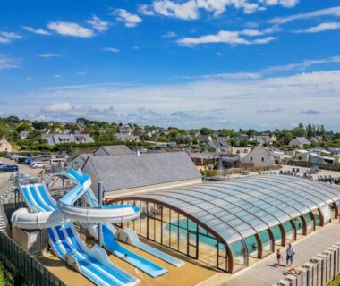 Complexe aquatique couvert avec toboggans et bassin au camping Val Océan bord de plage